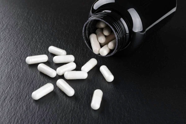 Imagem colorida de capsulas de suplmento alimentar - Metrópoles