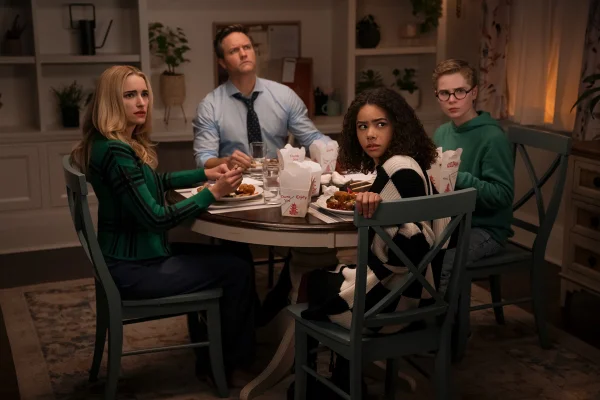 3ª temporada de Ginny e Georgia (Netflix) — Brianne Howey como Georgia Miller, Scott Porter como Paul, Antonia Gentry como Ginny Miller e Diesel La Torraca como Austin Miller