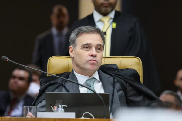 Ministro André Mendonça passou bilhete a Dias Toffoli em sessão do Supremo