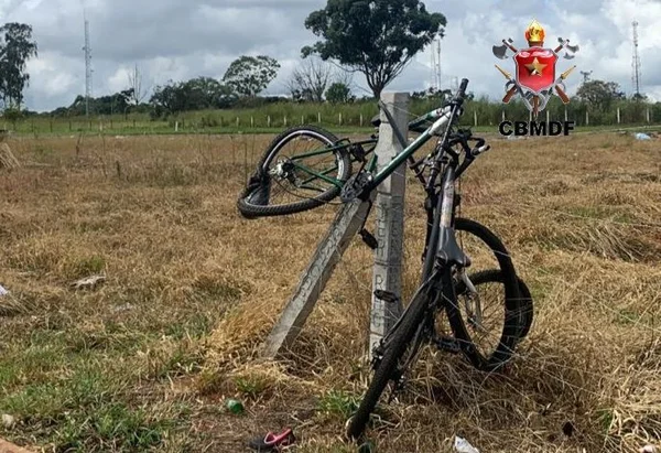 Bicicletas presas em cerca localizada em um gramado