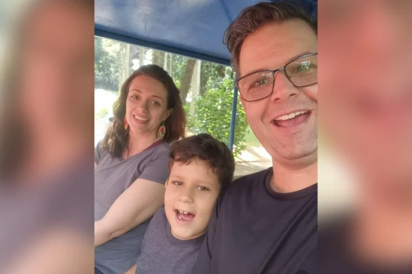 Casal mineiro descobre condição rara após adoção: “Já era nosso, já éramos dele”