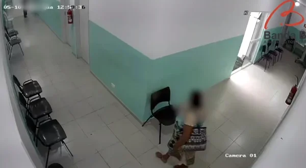 Vídeo: médico tenta beijar funcionária à força em posto de saúde no PR