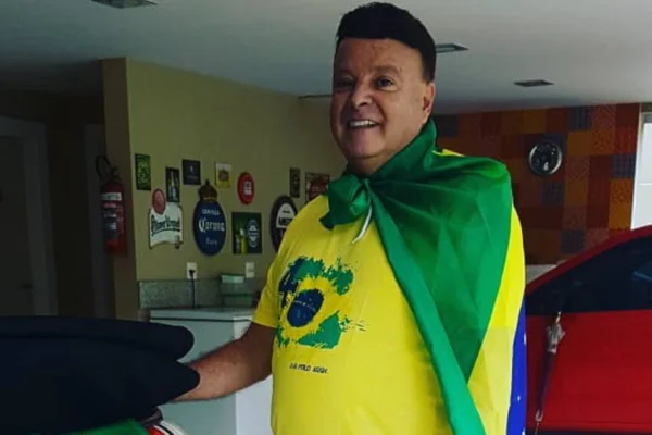 Empresário bolsonarista bate e cospe em rosto de professora no RJ