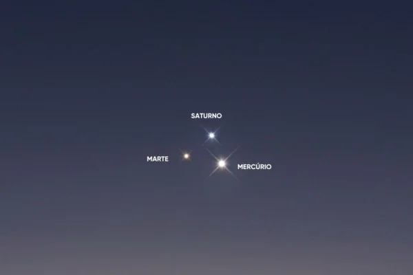 Imagem em cores faz a simulação do posicionamento de três planetas no fim da madrugada de terça-feira (21/4). Será possível ver fenômeno planetário em SP - Metrópoles