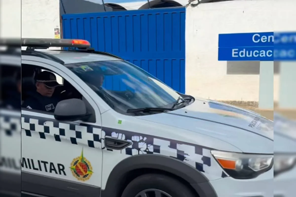Policiais militares localizaram um simulacro de arma com um aluno dentro da escola Policiais militares localizaram um simulacro de arma com um aluno dentro da escola