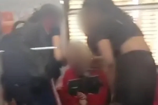 “Cena de terror”: jovem ferida por homem no Metrô foi atingida no pescoço