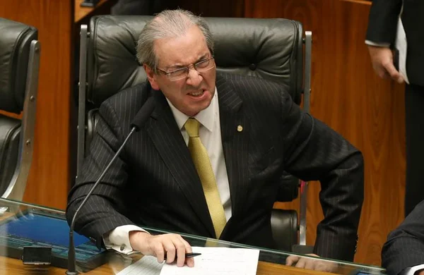 Memes zoam afastamento de Eduardo Cunha da Câmara