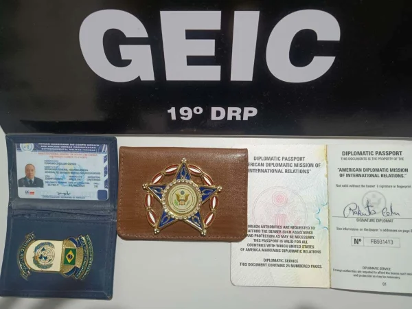 Imagem colorida de documentos falsos