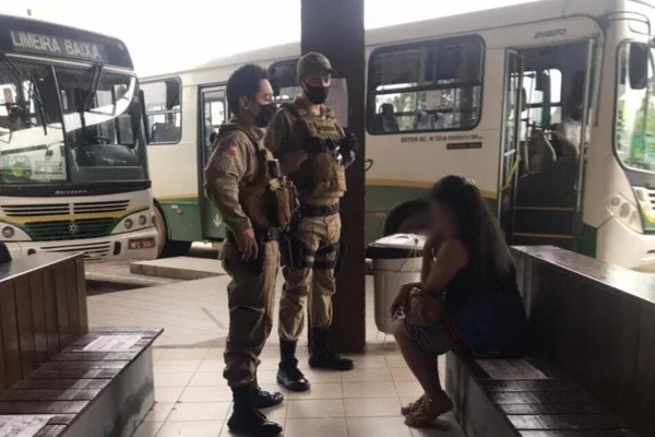 SC: mulher se recusa a usar máscara, bate em homem e é presa