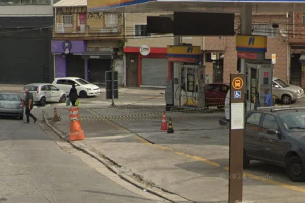 Motociclistas abrem fogo perto de ponto de ônibus, executam 1 e ferem outro