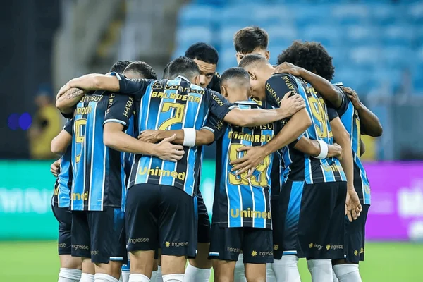 Jogadores do Grêmio reunidos em campo