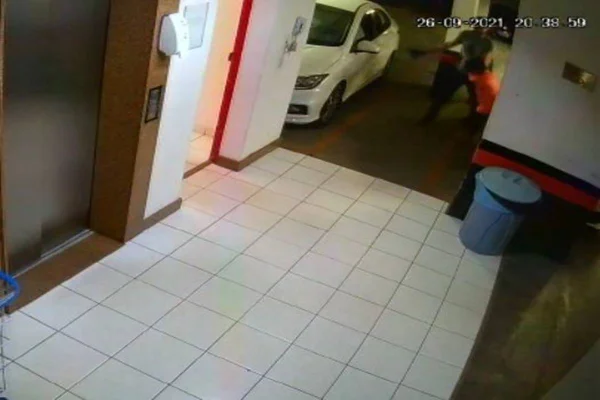 Vídeo: servidor da PF bate com chinelo no rosto de menino