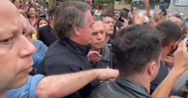 Bolsonaro cumprimenta apoiadores e passeia de moto em Guarujá