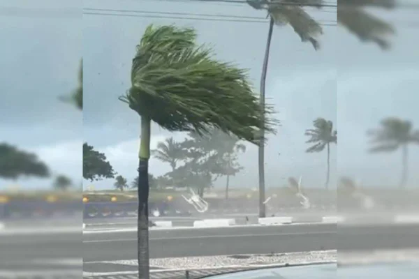 Imagem colorida mostra ventania em Aracaju - Metrópoles