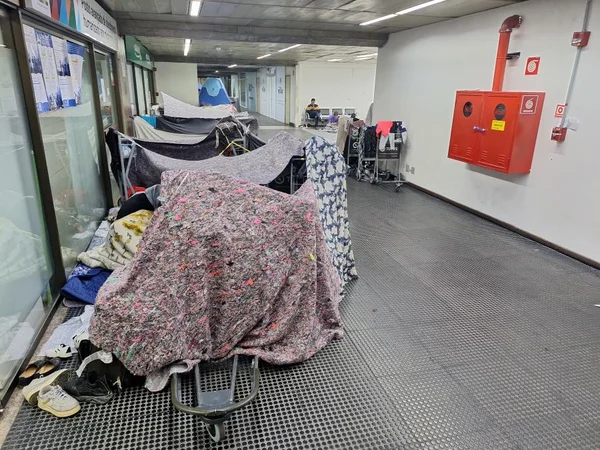 Imagem mostra barracas improvisadas por refugiados afegãos em corredor do Aeroporto de Guarulhos, em São Paulo - Metrópoles