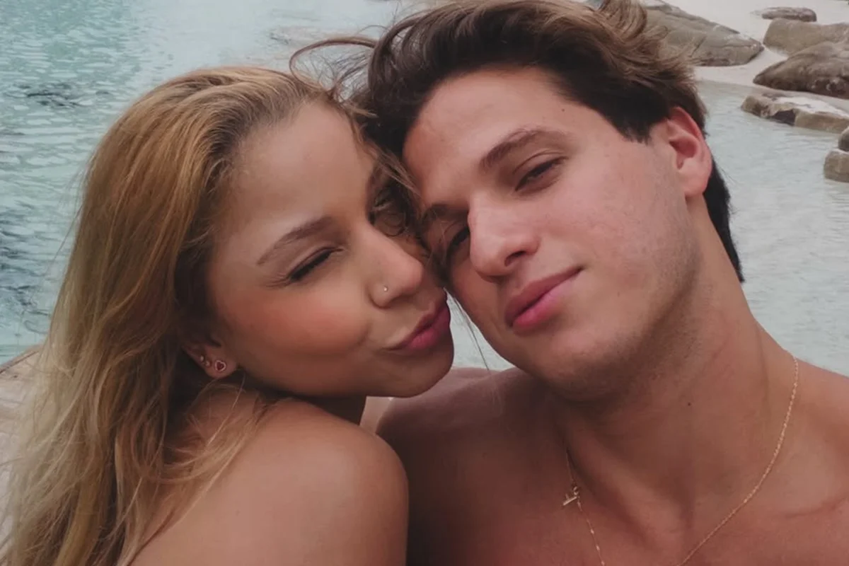 Flavia Saraiva ganha flores e declaração de amor do namorado: "Especial"