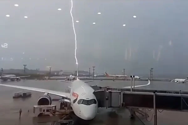 Imagem colorida de raio atingindo avião