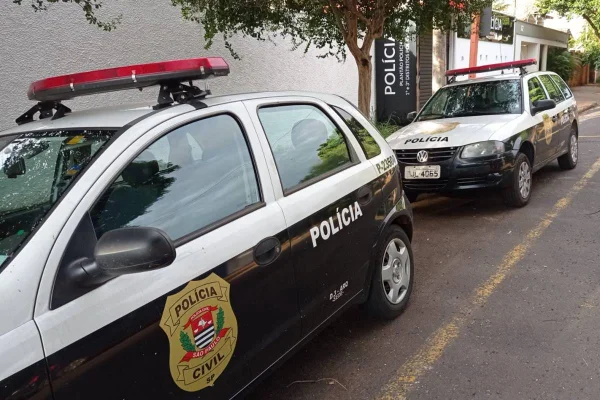 Viaturas da Polícia Civil próximas a delegacia em Araraquara. Caso joias - Metrópoles