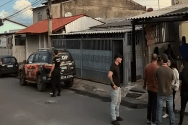 Vizinha sente odor forte e descobre cadáver sobre a cama em casa no DF