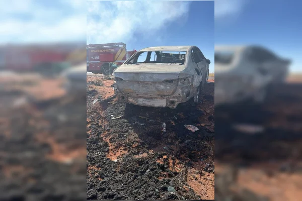 Incêndio após colisão entre carro e caminhões deixa uma pessoa morta - destaque galeria Incêndio após colisão entre carro e caminhões deixa uma pessoa morta - destaque galeria