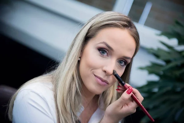 Afinar o nariz com lápis de sobrancelha é o novo truque do TikTok