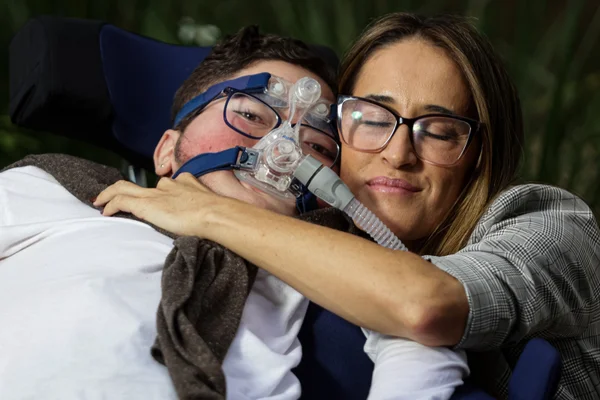 Imagem colorida de Marina Alves de Noronha e o filho André Alves Noronha - doenças raras