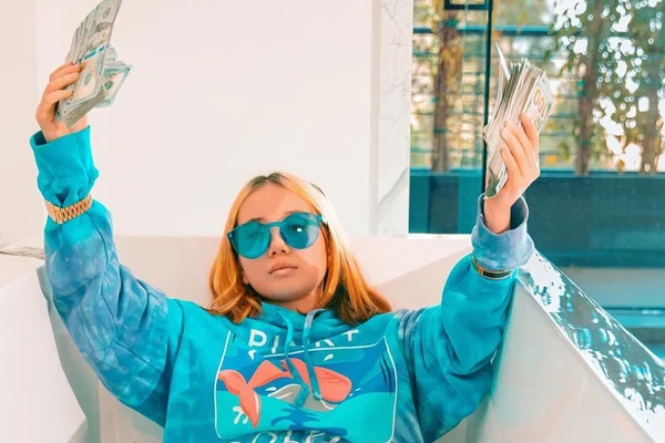 Foto colorida da rapper Lil Tay - Metrópoles