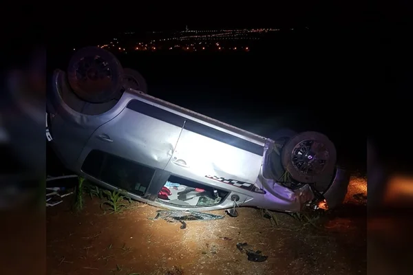 Trio é preso pela PMDF após capotar carro roubado no Lago Norte