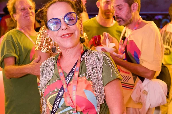 Bebel Gilberto, estrela da música, assiste aos desfiles no Rio