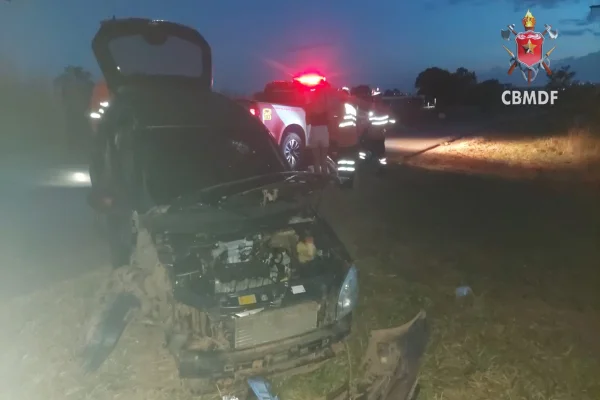 Carro colide contra árvore na DF-440 e deixa duas pessoas feridas