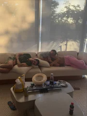 Claudia Raia publicou um álbum de fotos ao lado de Enzo Celulari, de 28 anos, Sophia Raia, de 22, e do caçula Luca, de 3
