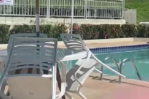 Imagem colorida de piscina de condomínio onde pai matou a própria filha e depois se matou em Aracaju - Metrópoles