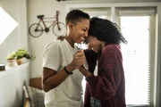 "A representatividade ajuda justamente a ampliar essas possibilidades. Quando uma mulher encontra outras mulheres lésbicas, seja na vida real, na literatura, no cinema ou em outros espaços, ela percebe que não existe uma única maneira de ser lésbica", diz Paula Machado