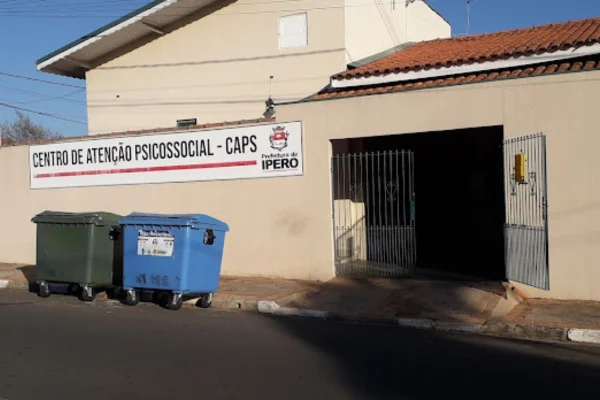 Imagem colorida da fachada do Centro de Atenção Psicossocial (CAPS) de Iperó, onde adolescente agrediu psiquiatra. Metrópoles