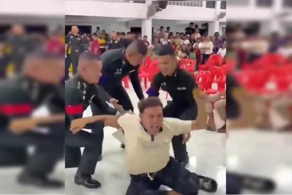 Imagem colorida de homens segurando jovem