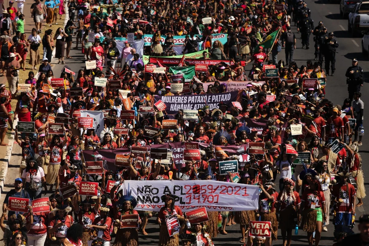 Indígenas de várias etnias participam da IV Marcha das Mulheres Indígenas. A manifestação segue pelo Eixo Monumental sentido Esplanada dos Ministérios. Indígenas de várias etnias participam da IV Marcha das Mulheres Indígenas. A manifestação segue pelo Eixo Monumental sentido Esplanada dos Ministérios.