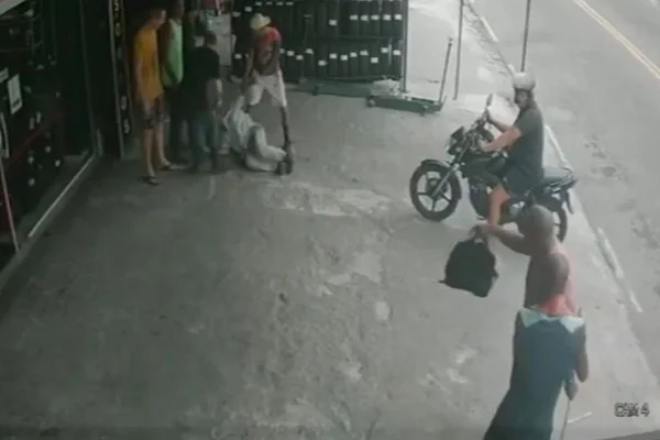 “Alvo de feitiço”: homem agride patrão com mala de ferramentas. Vídeo