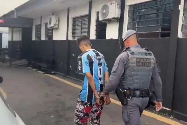 Imagem colorida mostra homem preso por tentativa de homicídio contra guarda de estação ferroviária. Metrópoles