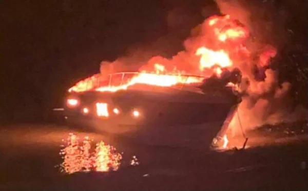 lancha incendiada