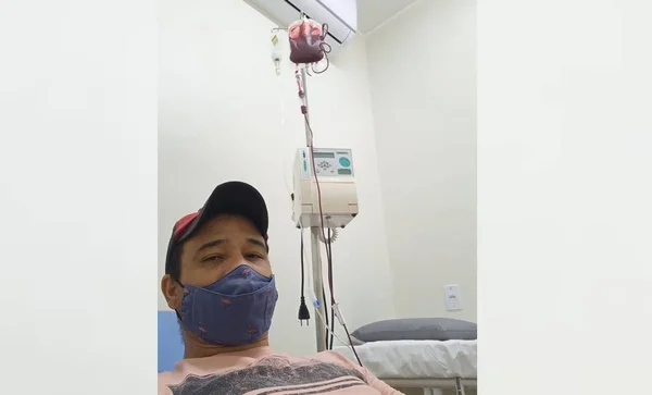Jovem recebendo transfusão de sangue