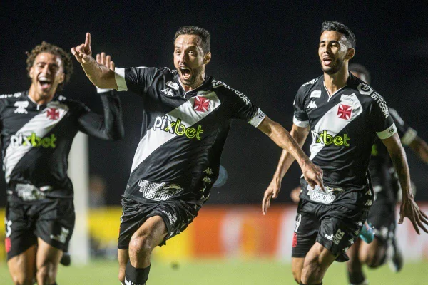 Em noite de Nenê, Vasco bate Brusque e é vice-líder da Série B