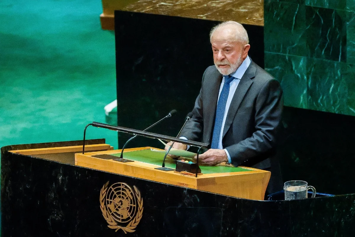 A caminho da ONU, Lula diz que Brasil "respeita todo mundo e exige respeito" A caminho da ONU, Lula diz que Brasil "respeita todo mundo e exige respeito"