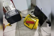 Na residência, foram encontradas bolsas utilizadas por aplicativos de entrega e capacetes Na residência, foram encontradas bolsas utilizadas por aplicativos de entrega e capacetes