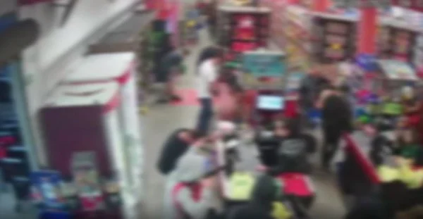 Vídeo: ladrões rendem clientes e funcionários de mercado no PR