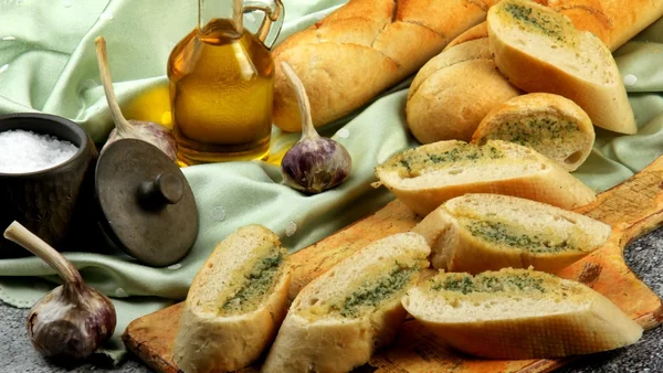 Pão de alho assado - Metrópoles