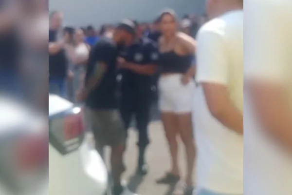 Imagem colorida mostra cliente de sorveteria sendo preso após agredir funcionária de lanchonete - Metrópoles