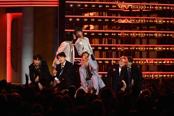 As fotos ficaram lindas! BTS agita bastidores dos Billboard Awards