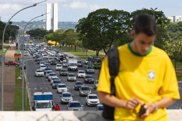 Pessoa com a camiseta do Brasil no dia do jogo do Brasil - Metrópoles