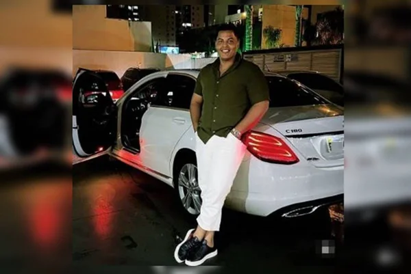 homem encostado em carro