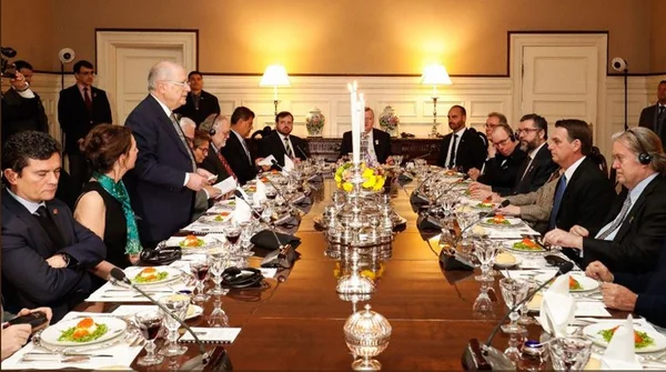 Bolsonaro posta foto ao lado de Olavo de Carvalho nos Estados Unidos